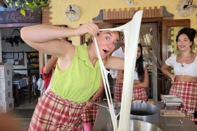 Vive una clase práctica en una finca de la costa amalfitana: pasta fresca, mozzarella y tiramisú con vino local, ingredientes orgánicos y vistas increíbles al mar. incluye comida.