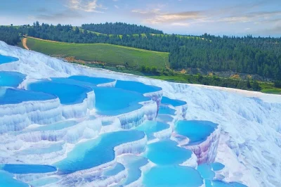Comece seu passeio de um dia em pamukkale saindo de antalya, explore as ruínas de hierápolis, relaxe nas piscinas termais e aproveite um almoço típico. inclui transporte e guia.