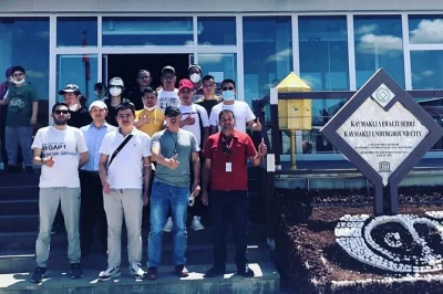 Descubre los paisajes únicos de cappadocia con guía local: explora la ciudad subterránea de kaymakli, chimeneas de hadas, talleres de cerámica y valles panorámicos. incluye recogida en hotel.