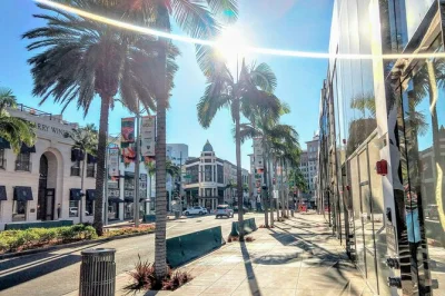 Descubre los Ángeles en un tour privado: fotos en el cartel de hollywood, paseo por venice beach y transporte cómodo con recogida en hotel y guía local.
