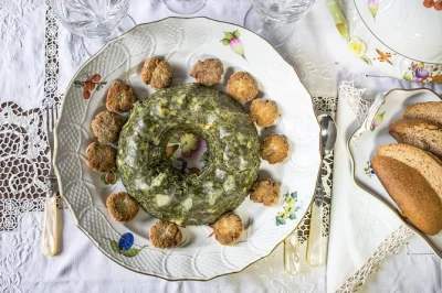 Participe de um tour em grupo pequeno pelo mercado de ancona e desfrute de um jantar na casa de uma cesarina. saboreie pratos italianos autênticos, vinhos locais e a verdadeira cultura da cucina ital