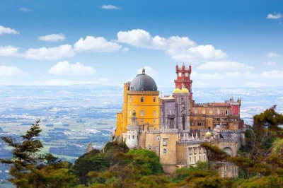 Descubra sintra e cascais em um dia. visite o palácio da pena, quinta da regaleira, cabo da roca e aproveite a gastronomia local à beira do atlântico. transporte privado incluído.