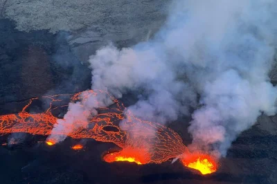 Scopri la potenza dell’islanda dall’alto con un tour in elicottero sulla zona di eruzione vulcanica della penisola di reykjanes, con viste panoramiche e posti in piccoli gruppi.