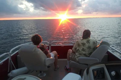 Admirez le coucher de soleil sur florida bay depuis key largo, cherchez dauphins et lamantins, et apportez vos boissons. glacière et équipage local inclus.