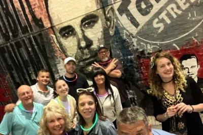 Descubre los bares embrujados de chicago con un guía disfrazado, escucha historias reales de fantasmas y disfruta de tragos en pubs históricos. tour a pie con experto local.