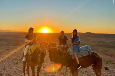 Découvrez la magie tranquille du désert d’agafay au coucher du soleil avec une balade à dos de chameau près de marrakech, savourez un thé à la menthe et partagez un dîner sous les étoiles. t