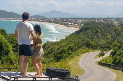 Descubra bombinhas de um jeito diferente com passeio 4x4 até a praia da tainha, com vistas incríveis do mirante eco360º e mariscal. inclui ingresso e guia local.