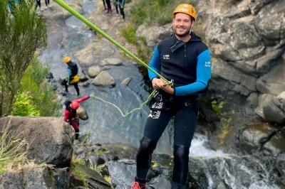Madeira, laurissilva-wald: canyoning mit schwimmen und abseilen, erfahrene guides und abholung vom hotel in funchal. perfekt für anfänger.