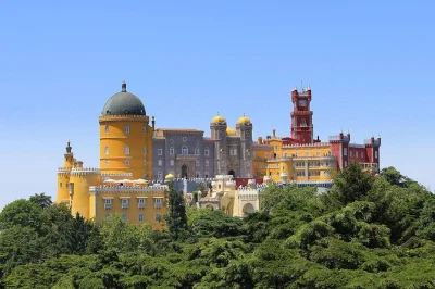 Descubre sintra y su palacio de pena, siente el viento atlántico en cabo da roca y pasea por cascais, todo con guía local y recogida en tu hotel.