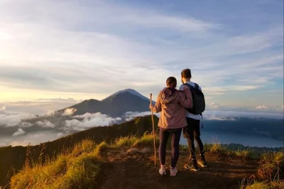 Erlebe den sonnenaufgang am mount batur, wandere im mondlicht mit lokalem guide und genieße frühstück über dem lake batur. inklusive hotelabholung und stopp auf einer kaffeeplantage.