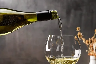 Entdecke marlboroughs beste weine bei einer entspannten nachmittags-tour mit mittagessen im weingut, verkostungen direkt im keller und abholung vom hotel in blenheim.