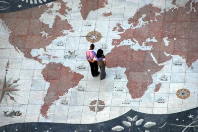 Recorre las calles antiguas de lisboa con un guía local y descubre la historia de la trata de esclavos, el legado africano y los ecos de la revolución de 1974. grupo pequeño, relatos sinceros.