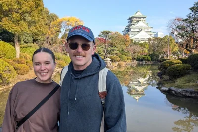 Scopri osaka con un tour a piedi tra kuromon market, castello di osaka, shinsekai e altro. pranzo con ramen, guida in inglese e supporto foto inclusi.