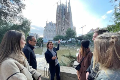 Scopri barcellona di gaudí da vicino: tour privato sagrada familia e park güell, ingresso salta fila, pick-up in hotel e tapa di prosciutto iberico con guida locale.