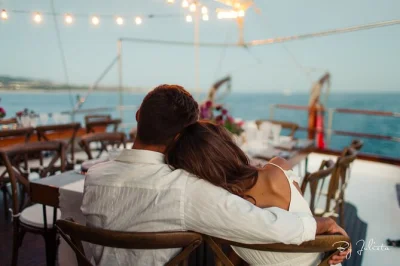 Cabo san lucas, el arco e playa del amor: crociera al tramonto in yacht con cena preparata dallo chef, open bar premium e panorami indimenticabili. cena e drink inclusi.