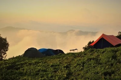 Desperte com o ar puro da montanha na trilha nag tibba saindo de pantwari, com acampamento em barracas e refeições locais incluídas. chegue ao topo e aproveite a vista para swargarohini e bandarpun