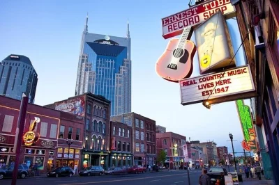Découvrez nashville avec un chanteur-compositeur local lors d’une visite privée. musique live, sites incontournables et douceurs typiques. prise en charge incluse.