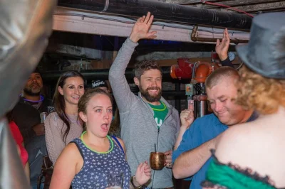 Sinta o frio na espinha em um tour assombrado pelos pubs do lodo em denver, com bares históricos, histórias de fantasmas e guia fantasiado. caminhada de 2,5 horas com paradas em bares e contos assus