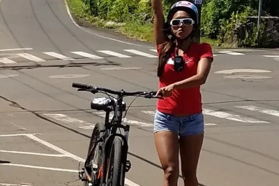 Starte deinen morgen in maui mit einer 27 km langen radtour zur küste, kleinen gruppen, einem lokalen guide, hausgemachten kokos-muffins und echtem insel-feeling. inklusive mittagessen & ausrüstung.