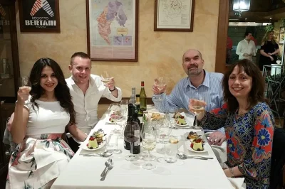 Disfruta una noche romana cerca del panteón con un sommelier, probando vinos regionales y platos clásicos en una bodega del siglo xv. mesa reservada incluida.