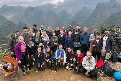 Sinta a liberdade do ha giang loop de moto—curta estradas de montanha, refeições com famílias locais e explore cavernas incríveis. guia, todas as refeições e hospedagem inclusos.