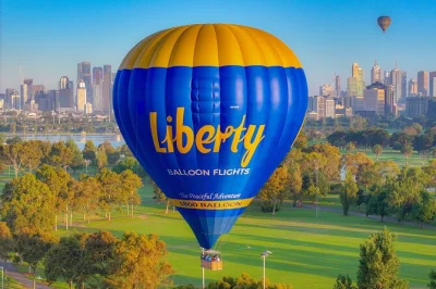 Vuela en globo sobre melbourne al amanecer, disfruta vistas del mcg y el skyline, con traslados de ida y vuelta y guía local incluidos.