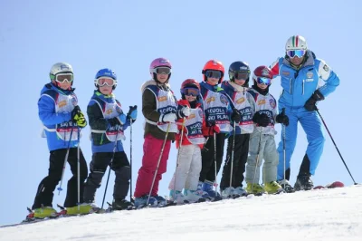 Mach mit bei mini-gruppen-skikursen in livigno. 2 stunden täglich, maximal 6 personen pro gruppe. professionelle lehrer, persönliche betreuung, alle könnerstufen willkommen.