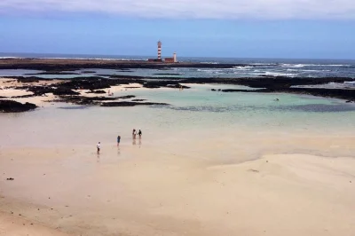 Siente la arena en los pies en las dunas de corralejo, pasea por las calles tranquilas de el cotillo y contempla las olas del atlántico en el faro de tostón. transporte privado incluido.