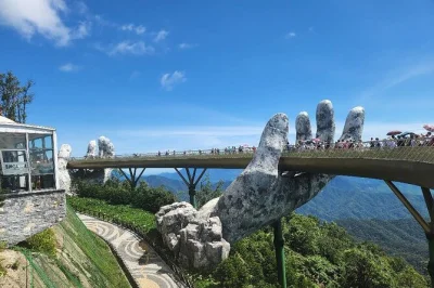 Sinta a névoa na golden bridge em ba na hills, explore as cavernas das montanhas de mármore e admire a lady buddha. inclui traslado, ingresso do teleférico e almoço.