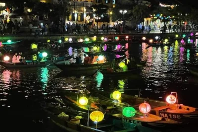 Explore as cavernas frescas das montanhas de mármore, caminhe pelas ruas iluminadas por lanternas em hoi an e deslize de barco ao entardecer. inclui transporte, ingressos e guia local.