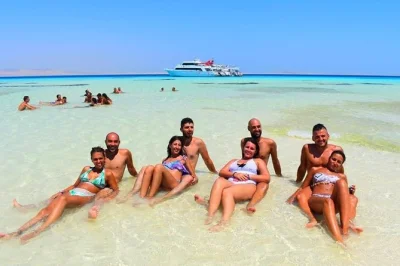 Découvrez white island, plongez au cœur des récifs de ras mohammed et savourez un déjeuner sur le bateau. transfert hôtel, boissons incluses et guide local pour une réservation facile.
