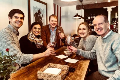 Descubre una acogedora vinoteca cerca de plaza mayor en madrid para una cata relajada de vinos españoles—tres copas, historias locales y muchas risas con tu guía. accesible para silla de ruedas.