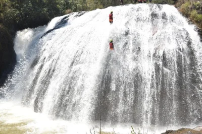 Vivi l’emozione del canyoning vicino a dalat: discendi cascate, vola con la zipline, nuota e divertiti con guide locali. include trasferimento, pranzo e attrezzatura completa.