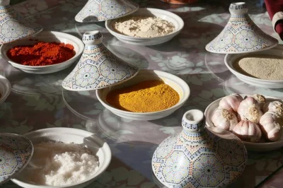 Marrakech, atelier cuisine marocaine authentique chez l’habitant : préparez tagines, dégustez thé à la menthe, découvrez les épices, repas inclus, chef local, transfert offert.