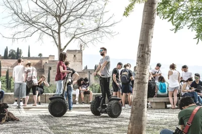 Scopri granada in segway con una guida locale, esplorando albayzín, le grotte del sacromonte e il famoso mirador de san nicolás. casco e segway inclusi.