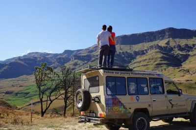Erlebe die frische drakensberg-luft, überquere den sani pass im 4x4, koste basotho-brot in lesothos bergen und tausche geschichten mit einheimischen aus. inkl. abholung & mittagessen.