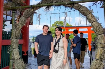 Empieza tu día en kyoto con un paseo tranquilo por el bosque de bambú de arashiyama, admira el reflejo dorado de kinkaku-ji y cruza las puertas rojas de fushimi inari antes de que lleguen las multit