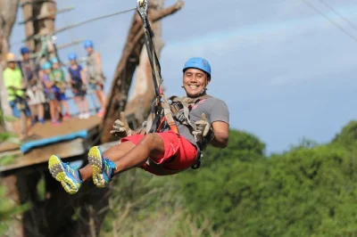 Erlebe den nervenkitzel auf 7 ziplines über mauis north shore, überquere eine hängebrücke und entdecke mit guides das historische camp maui – ausrüstung und abholung inklusive.