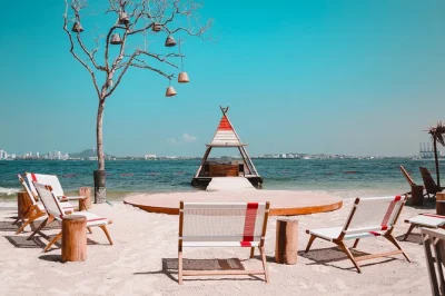 Découvrez l’île la plus proche de cartagena au la punta beach club. profitez du bord de mer, savourez des fruits de mer frais, dansez sur de la musique live et détendez-vous autour d’un feu de 