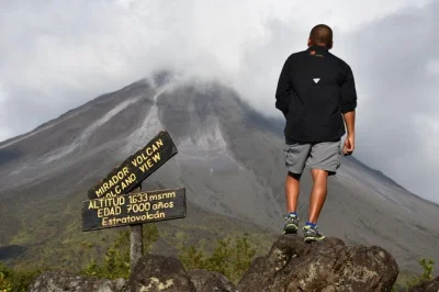Scopri la fortuna: trekking sul vulcano arenal, attraversa i ponti sospesi mistico e rinfrescati nella cascata, con pranzo e pick-up inclusi.