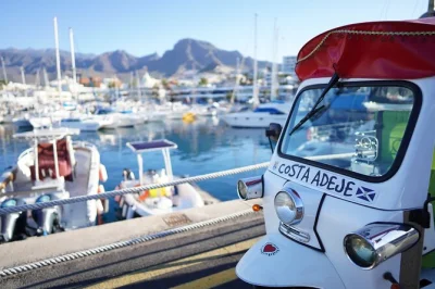 Scopri costa adeje in tuk tuk: zone di lusso, spiagge nascoste e villaggi di pescatori con guida locale. pickup incluso e accessibile in sedia a rotelle.