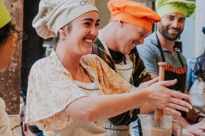 Vivez une expérience cacao unique à cusco au chocomuseo : atelier bean to bar, dégustations et création de chocolat maison avec les locaux. tout le matériel et boissons chocolatées inclus.