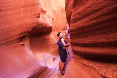 Comece antes do nascer do sol em las vegas, explore o antelope canyon com guia navajo e admire a curva impressionante do horseshoe bend — inclui transporte, almoço e ingressos.
