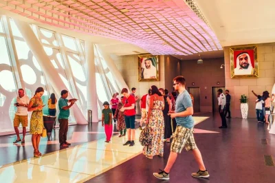 Suba no deck de vidro do dubai frame para vistas incríveis do dubai antigo e moderno, explore exposições interativas e aproveite a entrada fácil com todas as taxas inclusas no ingresso.