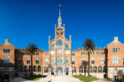 Scopri il recinte modernista di sant pau a barcellona con ingresso flessibile. visita i padiglioni storici, ammira le opere di domènech i montaner e usa il biglietto quando vuoi durante l’orario di