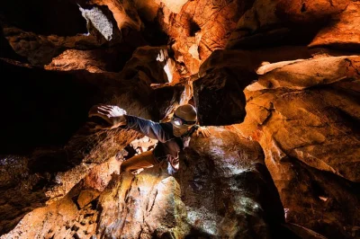 Découvrez l’aventure spéléo sauvage sur l’Île de vancouver : explorez des grottes de marbre, admirez une cascade souterraine et glissez sur le seul toboggan de grotte du canada. petit groupe, 