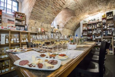 Budapest, vini ungheresi e abbinamenti con formaggi e salumi locali guidati da un sommelier esperto. scopri storie autentiche e assapora 8 vini tipici, incluso il dolce tokaj.