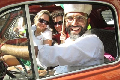 Découvrez rome à bord d’une fiat 500 vintage avec un chauffeur local, arrêts photos au colisée et au jardin des orangers, et prise en charge à l’hôtel incluse.