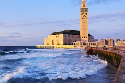 Erlebe casablanca hautnah bei einer halbtägigen tour – hassan-ii.-moschee, alte medina, viertel habous und rick’s café – mit lokalem guide, abholung und kaffee inklusive.