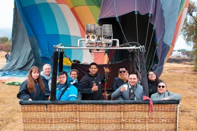 Vola sopra teotihuacan all’alba, brinda con vino frizzante in volo e gusta una colazione tipica dopo l’atterraggio. trasporti e guide certificate inclusi.